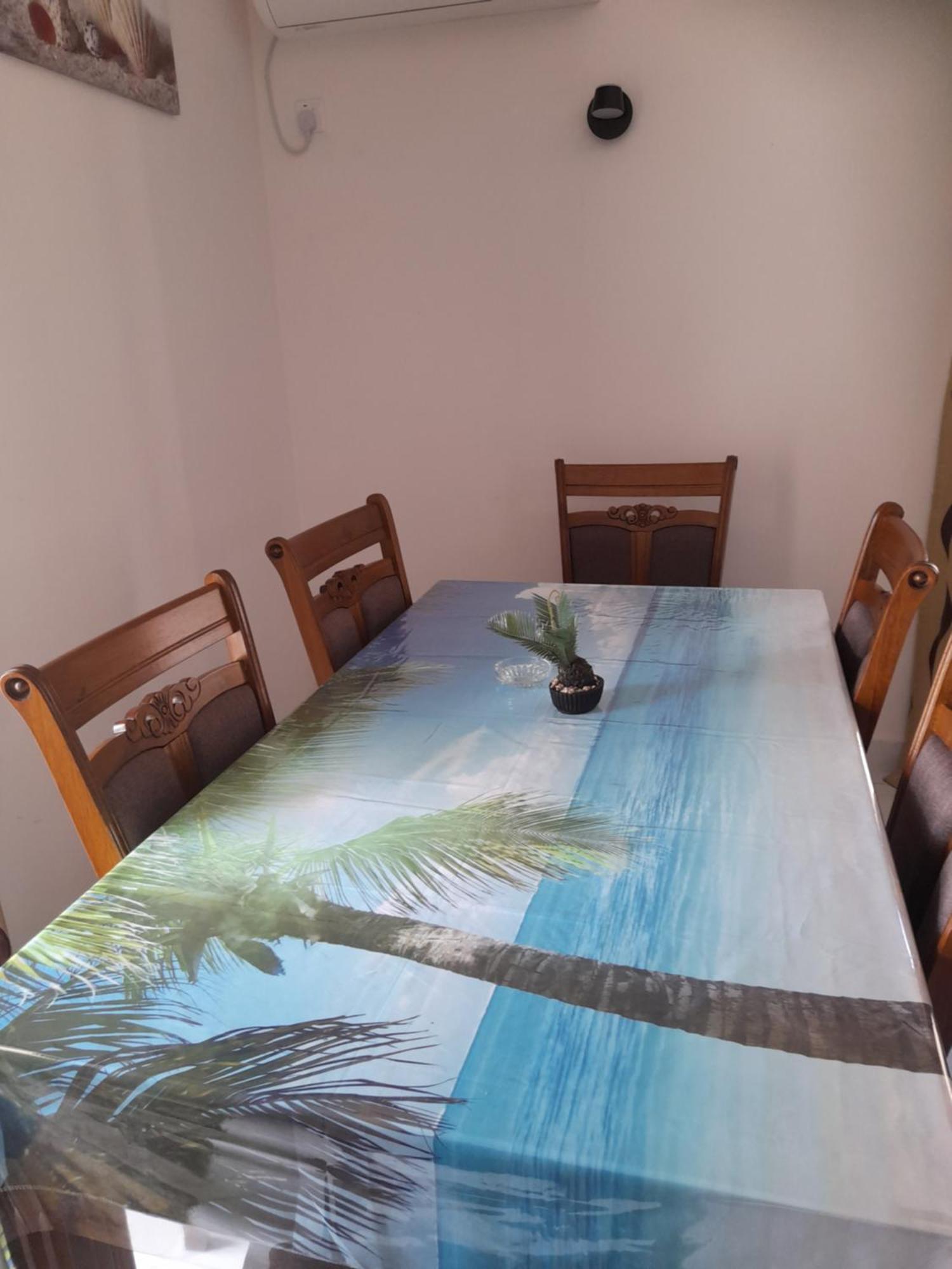 R & L Seaside Apartment *
